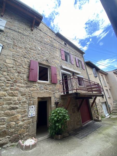 ROIFFIEUX - MAISON DE VILLAGE EN PIERRE AVEC GARAGE 2 ROUES