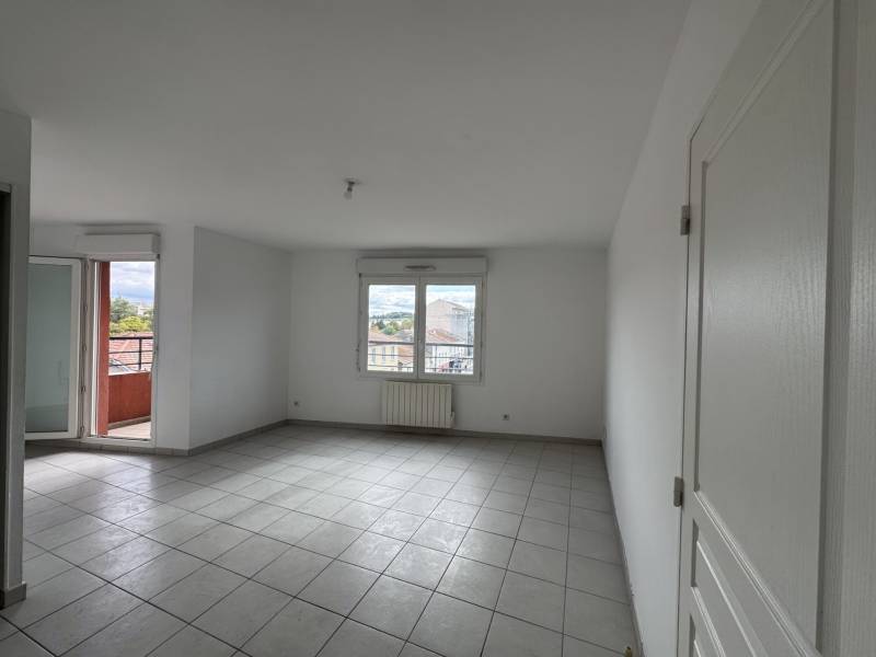 Appartement T4 de 80m² au dernier étage à Meyzieu, avec garage et balcon