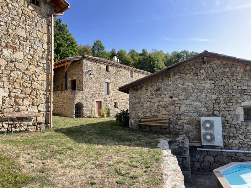 ANCIEN COPRS DE FERME RENOVE - 9870M² DE TERRAIN ET PLUSIEURS DEPENDANCES