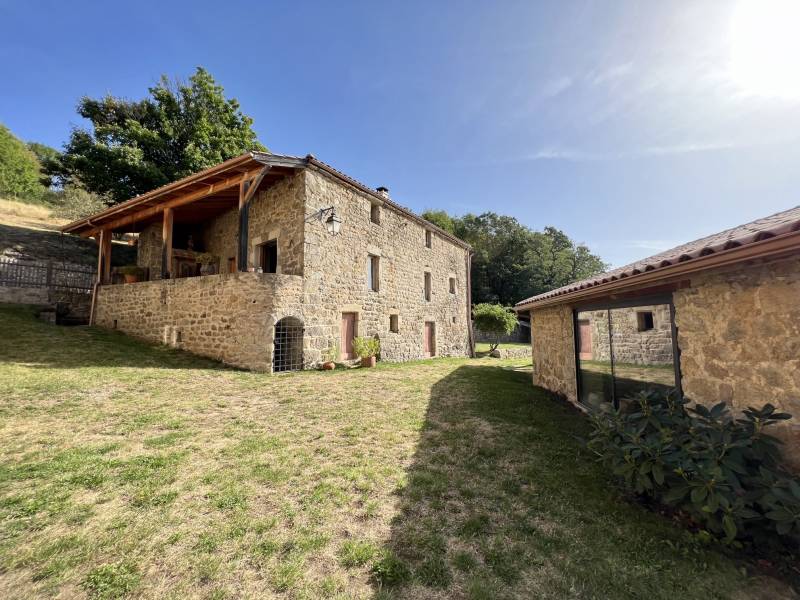 ANCIEN COPRS DE FERME RENOVE - 9870M² DE TERRAIN ET PLUSIEURS DEPENDANCES